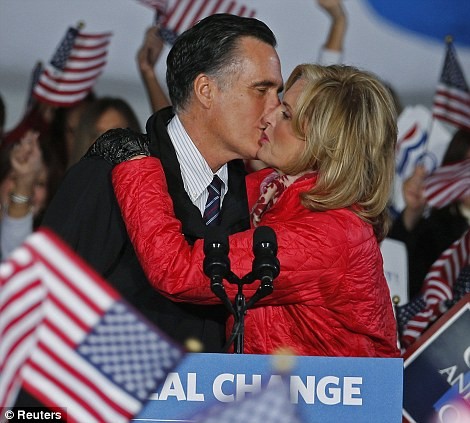 Còn ứng cử viên đảng Cộng hòa Mitt Romney hôn vợ mình tại Columbus, Ohio.